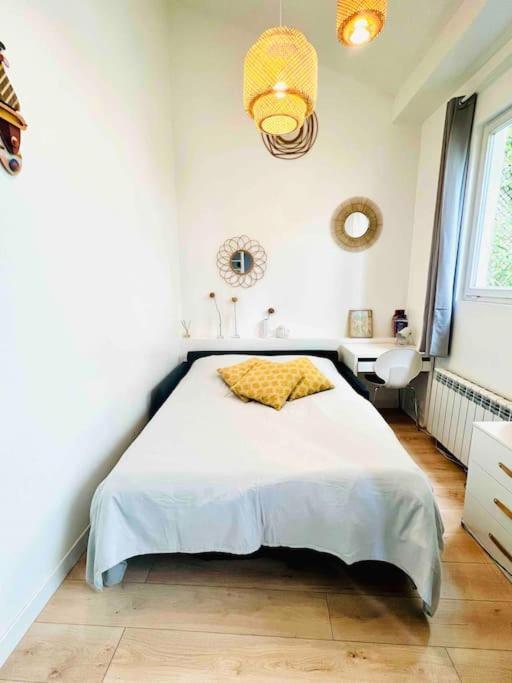 Jolie Mini Maison Lovely Tiny House Витри сюр Сен Екстериор снимка